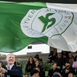 Jamie Welch avait fait tournoyer un drapeau aux couleurs du club nord-vaudois avant le dernier match de la saison jeudi. KEYSTONE/JEAN-CHRISTOPHE BOTT